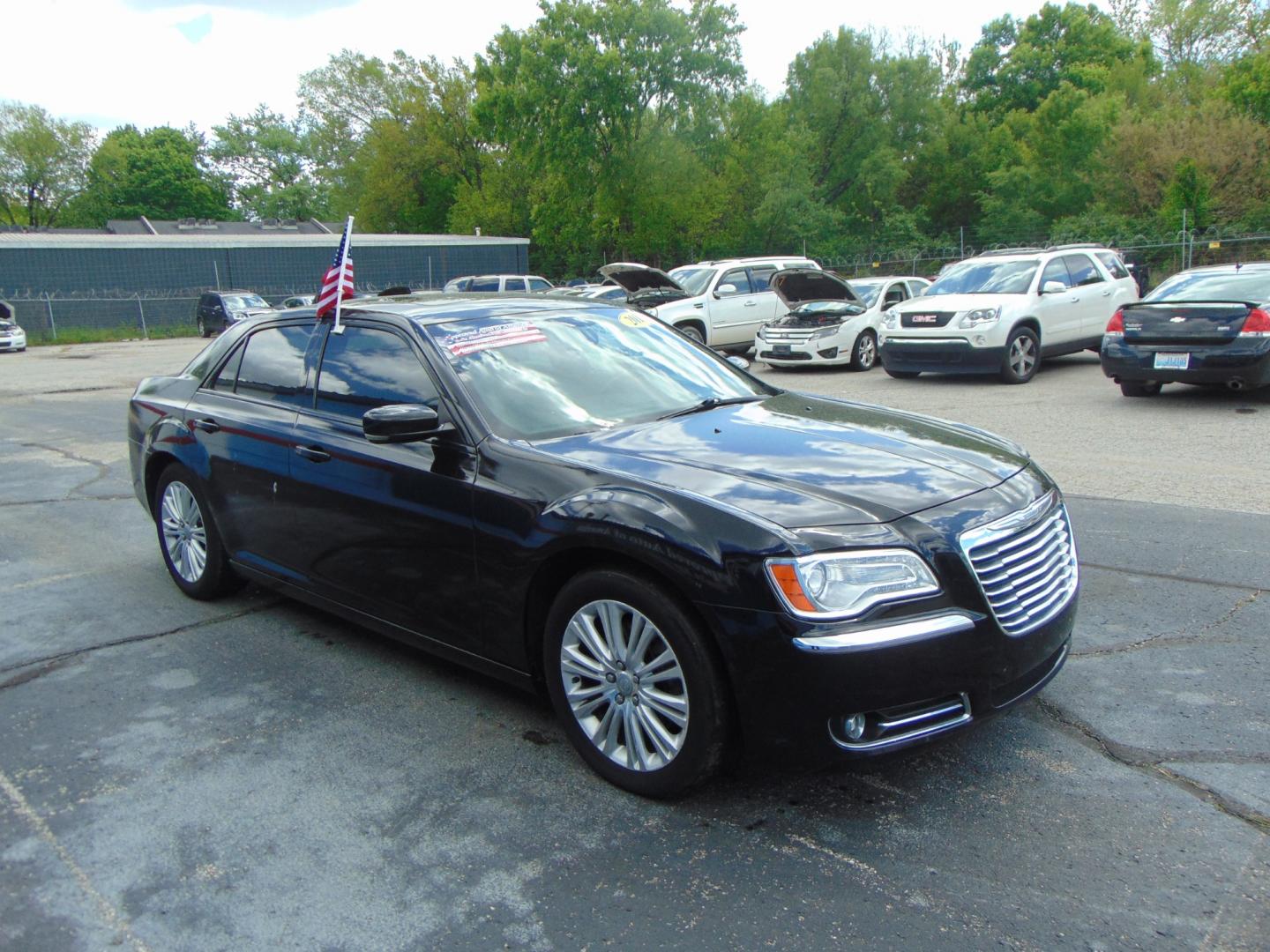 2013 Black Chrysler 300 (2C3CCAKT8DH) with an V8 HEMI 5.7 Liter engine, Auto, 5-Spd w/AutoStick transmission, located at 2105 Dixie Hwy, Louisville, KY, 40210, (502) 772-3333, 38.220932, -85.795441 - Photo#3